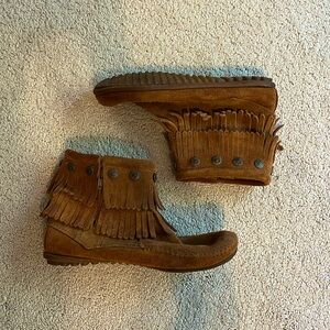 Minnetonka Style 692 - Double Fringe Zip Suede Boot - Size 7 - Dusty Brown